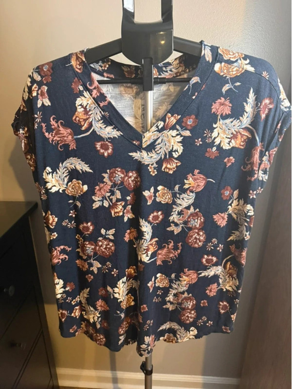 24/7 by Maurices Navy Floral V Neck Top Large